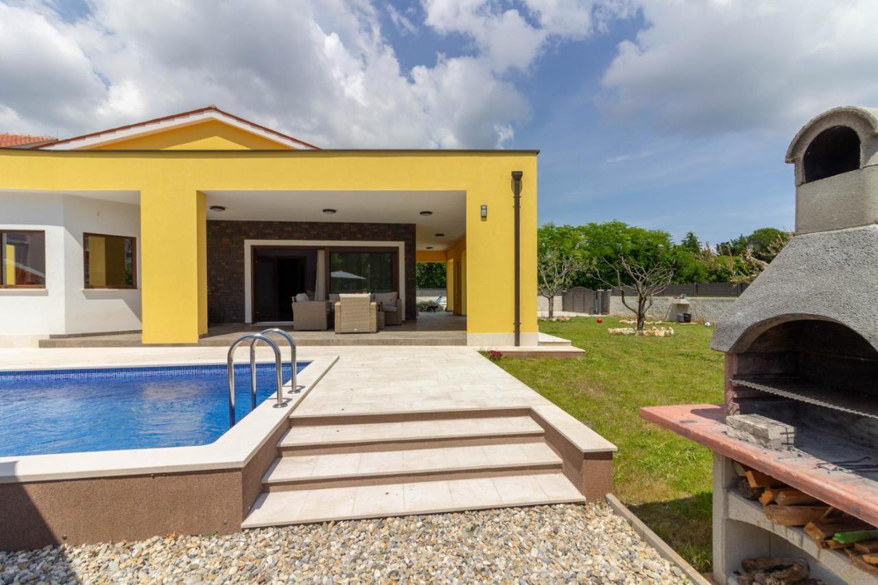 Modern Villa Eve In Medulin With Pool Near The Beach Eksteriør bilde